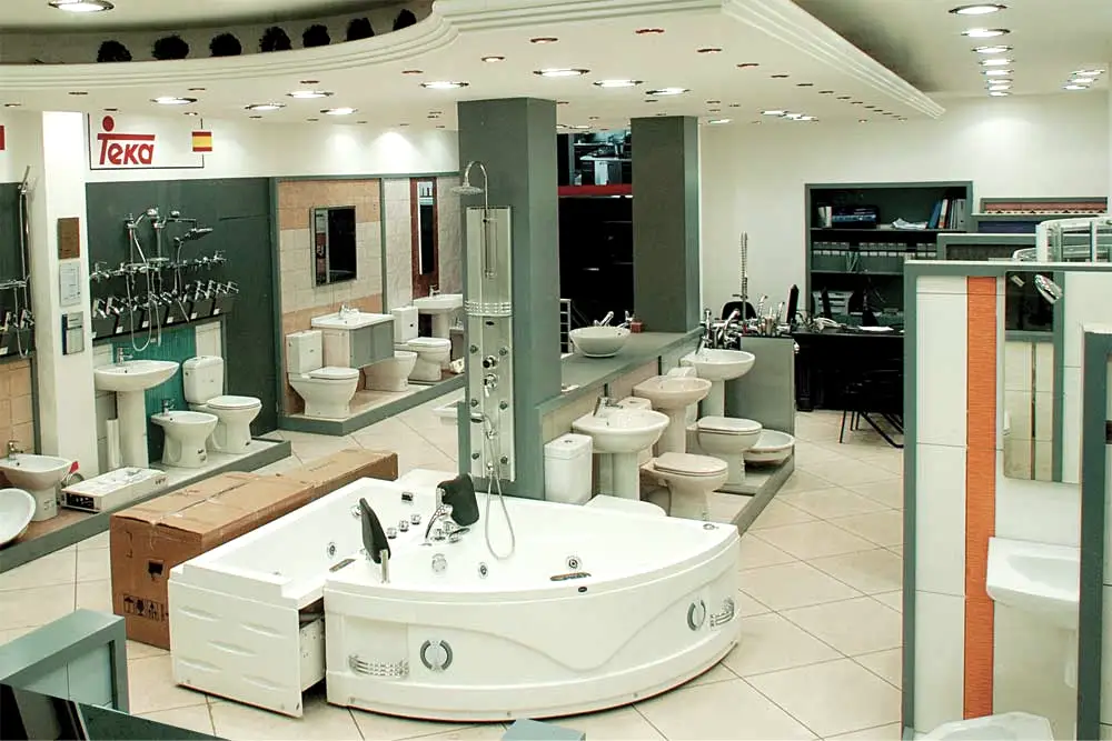 Amouri showroom floor with bathtubs, basins and shower panels on display